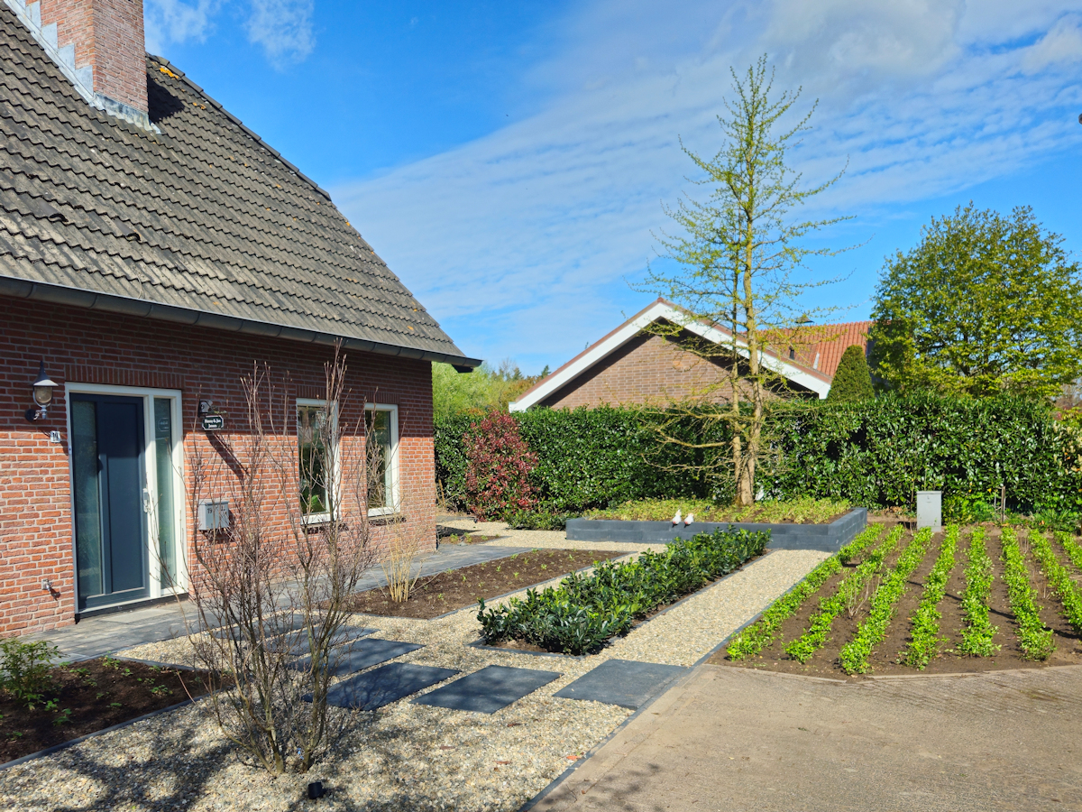 Klassieke tuin met gazon, split en borders